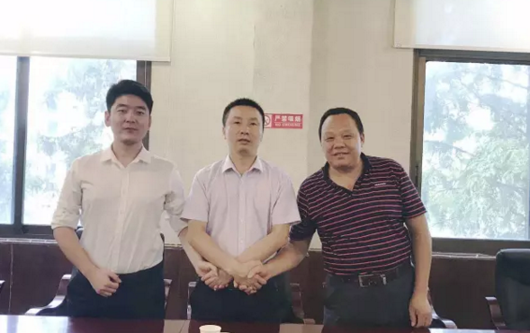 陪同金銀花種植深加工投資選址項目方考察湖南慈利縣,達(dá)成合作共識,三方共同簽訂投資意向協(xié)議 陪同金銀花種植深加工投資選址項目方考察湖南慈利縣,達(dá)成合作共識,三方共同簽訂投資意向協(xié)議