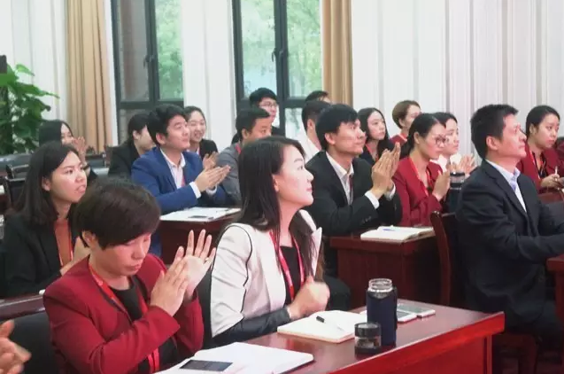 東方龍商務(wù)召開委托招商引資提升服務(wù)專題會議,建立VIP服務(wù)體系 東方龍商務(wù)召開委托招商引資提升服務(wù)專題會議,建立VIP服務(wù)體系