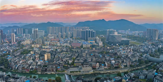 集團全力助推湖南吉首市委托招商招商引資，打造產(chǎn)業(yè)發(fā)展新地標