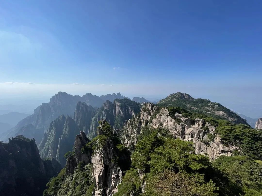 東方龍商務(wù)與春天有個約會！集團100余人赴安徽黃山“團建”，太嗨了！“奔跑二季度”——我們準備好了！