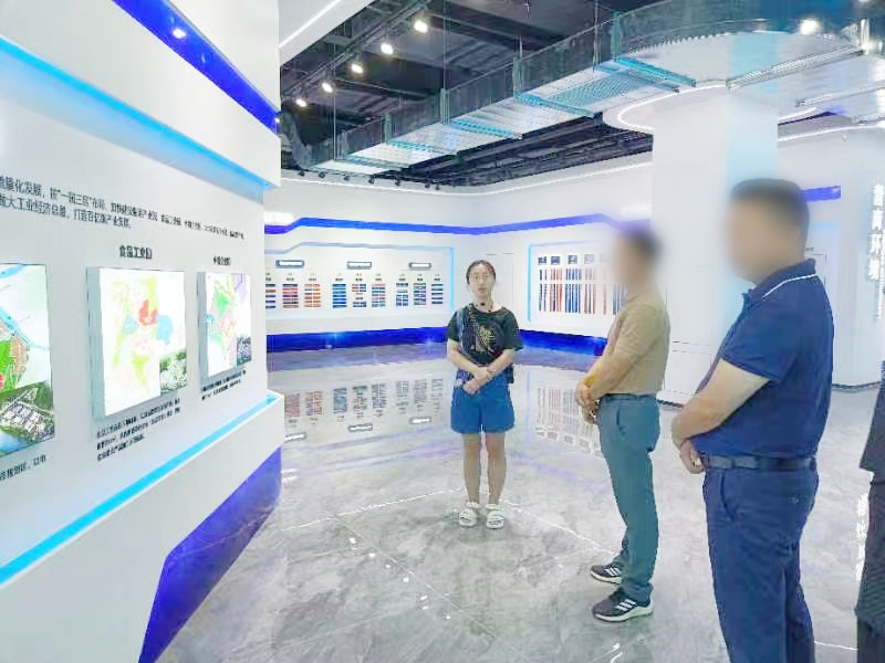 細分行業(yè)龍頭企業(yè)！光源顯示材料投資選址項目方考察四川某地方政府